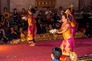 UBUD, BALI, INDONEZYA Mart 2023 Ubud, Bali, Endonezya 'nın merkezinde geleneksel Bali gösterisi