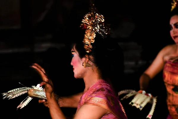2023年3月在印度尼西亚巴厘岛Ubud市中心举行的传统的巴厘表演 — 图库照片
