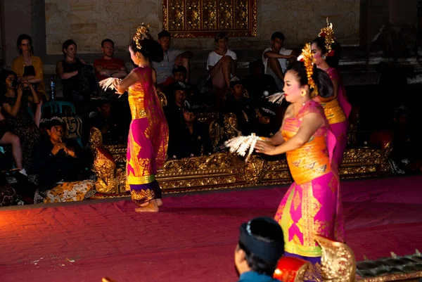 2023年3月在印度尼西亚巴厘岛Ubud市中心举行的传统的巴厘表演 — 图库照片