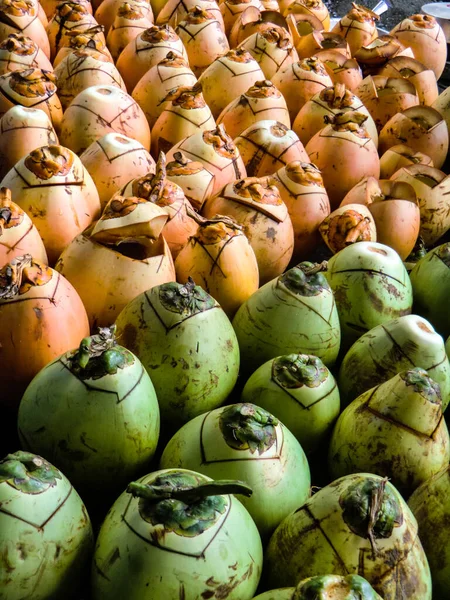 新鮮なココナッツは ギリ諸島 ロンボク島 インドネシアの道端の屋台で販売されています — ストック写真