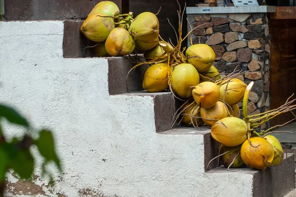 インドネシアのロンボク島バリ島の道端で販売されている新鮮なココナッツ — ストック写真
