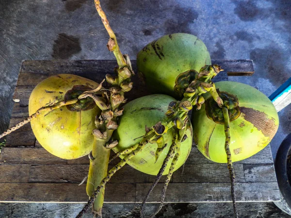 新鮮なココナッツは ギリ諸島 ロンボク島 インドネシアの道端で販売されています — ストック写真