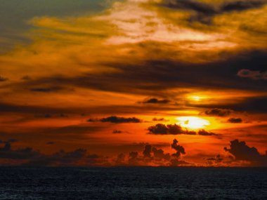 Endonezya, Bali Adası, Canggu 'da güzel bir sahilde gün batımı.