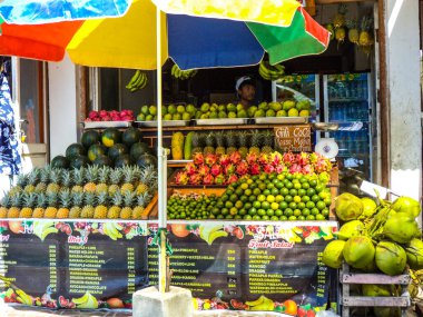 Ubud, Bali, Endonezya 'da bir alışveriş caddesinde meyve tezgahı.