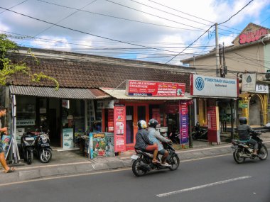 Ubud, Bali, Endonezya 'da alışveriş caddesi.