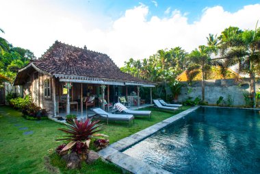 Endonezya, Bali, Ubud, Güneş doğarken havuzlu turistler için tipik villa