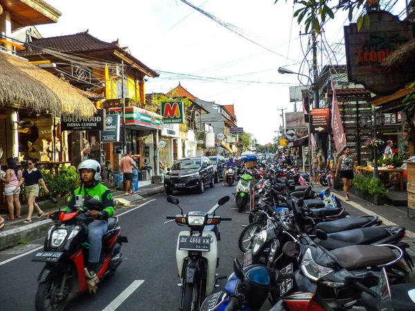 Ubud Bali Endonezya Motosikletli Kalabalık Bir Alışveriş Caddesi — Stok fotoğraf