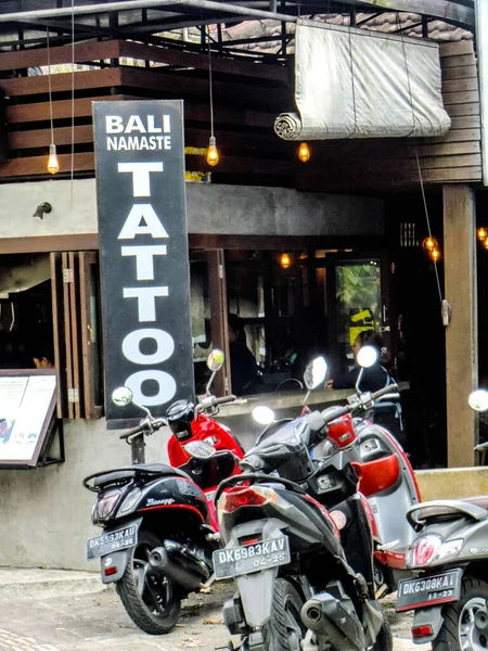 Ubud Bali Endonezya Motosikletli Kalabalık Bir Alışveriş Caddesi — Stok fotoğraf