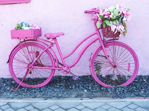 ピンクの自転車は バリ島のロンボク島ジリ エア島のピンクの壁に停められました ストック画像