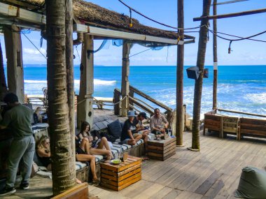 Bali, Endonezya 'daki Tropikal Jimbaran plajında bir restoran ve tatil köyünün önündeki teras.