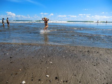 Bali, Endonezya beyaz kumlu Tropikal Jimbaran plaj.