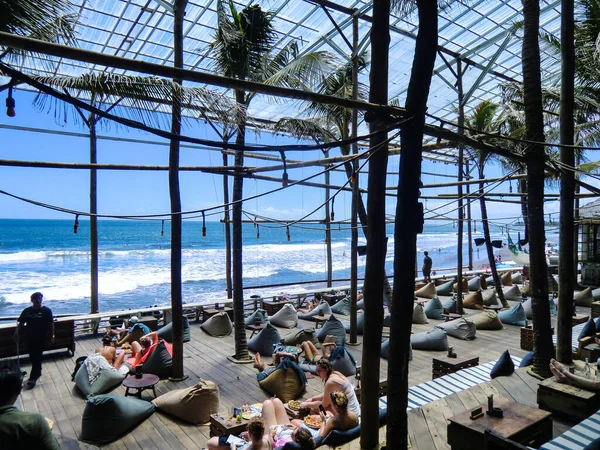 Bali, Endonezya 'daki Tropikal Jimbaran plajında bir restoran ve tatil köyünün önündeki teras.