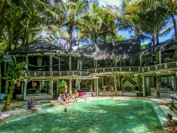Zwembad Met Zeewater Een Resort Tropisch Jimbaran Strand Met Wit — Stockfoto