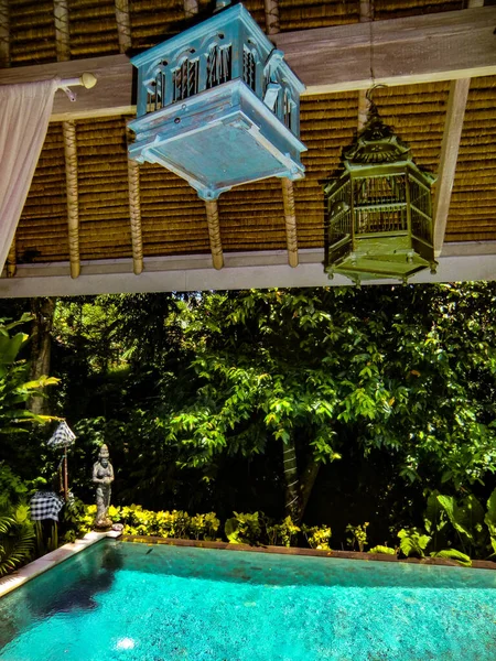 Canngu Bali Endonezya Bir Villanın Tavanında Asılı Kuş Kafesleri — Stok fotoğraf