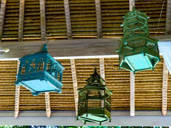 Jaulas Para Pájaros Colgando Del Techo Una Villa Canngu Bali —  Fotos de Stock