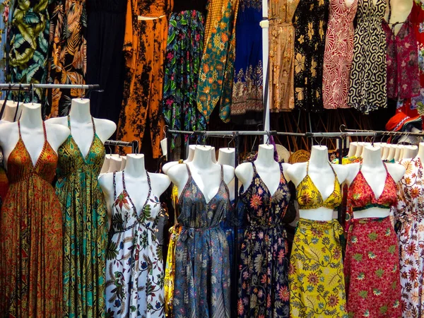 Pazar yeri, Ubud, Bali, Endonezya 'da satılık çok renkli elbiseler 