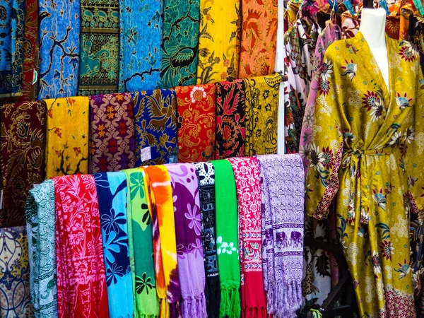 Pazar Yeri Ubud Bali Endonezya Satılık Çok Renkli Elbiseler — Stok fotoğraf