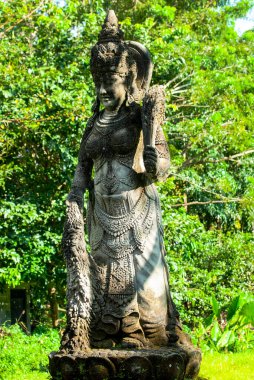 Ubud, Bali, Endonezya 'daki Maymun Ormanı' nda Bali tapınağı heykeli