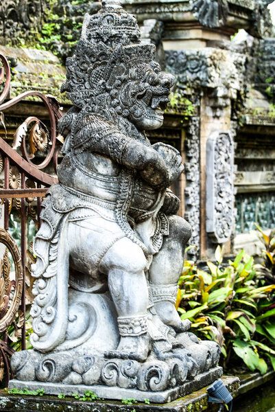 Балийская скульптура храма в Убуде, Бали, Индонезия 