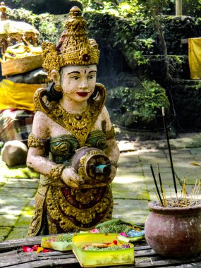 Tapınak kompleksi Taman Beji Griya Şelalesi, Kabupaten Badung, Bali, Endonezya 'daki Bali tanrı heykeli