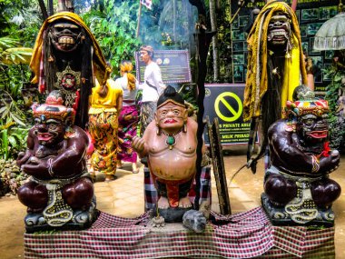 Tapınak kompleksi Taman Beji Griya Şelalesi, Kabupaten Badung, Bali, Endonezya 'daki Bali tanrı heykelleri.