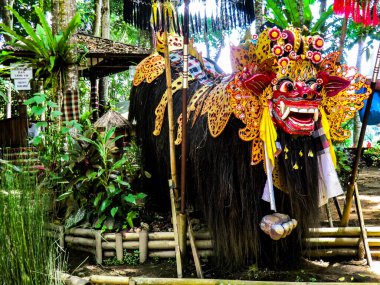 Tapınak kompleksi Taman Beji Griya Şelalesi, Kabupaten Badung, Bali, Endonezya 'daki Bali tanrı heykeli