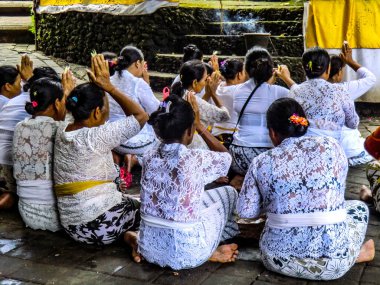 Bali Hinduizm, Taman Beji Griya Şelalesi, Kabupaten Badung, Bali, Endonezya 'daki tapınağın önünde dua eden dindar insanlar.