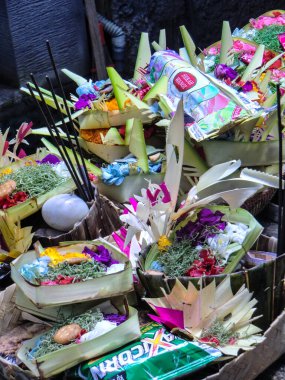 Taman Beji Griya Şelalesi, Kabupaten Badung, Bali, Endonezya 'daki Hindu tapınağında çiçek ve çiçek dolu sepetler.