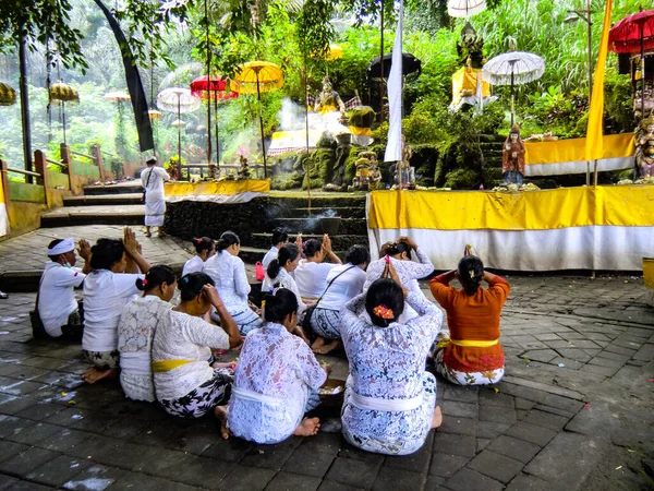 巴厘印度教 虔诚的人们在印度尼西亚巴厘Kabupaten Badung的Taman Beji Griya瀑布神龛前祈祷 — 图库照片