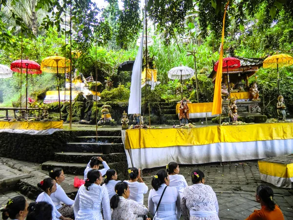 Bali Hinduizm Pobożni Ludzie Modlący Się Przed Świątynią Taman Beji — Zdjęcie stockowe