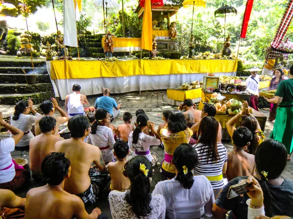 Bali Hindouisme Personnes Pieuses Priant Devant Sanctuaire Taman Beji Griya — Photo