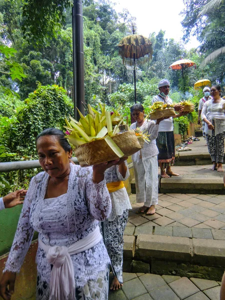 巴厘印度教 印度尼西亚巴厘Kabupaten Badung Taman Beji Griya瀑布的虔诚信徒 — 图库照片
