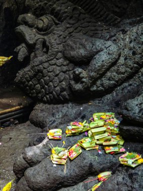 Taman Beji Griya Şelalesi, Kabupaten Badung, Bali, Endonezya 'daki Hindu tapınağında çiçek ve çiçek dolu sepetler.