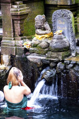 Tirta Boş Su Tapınağı, Bali ve Endonezya 'da Yabancı Ziyaretçiler Banyo Yapıyor.