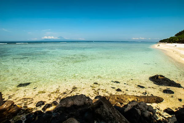 距印度尼西亚巴厘岛库塔旅游区仅几小时车程的吉里岛最大的热带岛屿吉里特拉万甘美丽的海岸线 — 图库照片