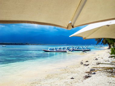 Geleneksel Balili tüplü dalış tekneleri, Bali, Endonezya ile Gili Hava Adası 'ndaki deniz ve kıyı şeritleri                               