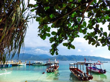 Geleneksel Balili dalış tekneleri, Bali, Endonezya ile Gili Hava Adası 'ndaki deniz ve kıyı şeritleri                               