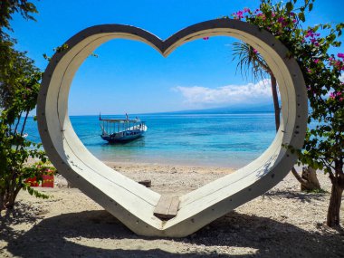 Gili, Gili, Gili Adası, Lombok, Bali, Endonezya 'da bir bahçede bir çift beton kalp.   