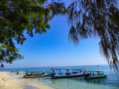 Geleneksel Balili tüplü dalış tekneleri, Bali, Endonezya ile Gili Hava Adası 'ndaki deniz ve kıyı şeritleri                     