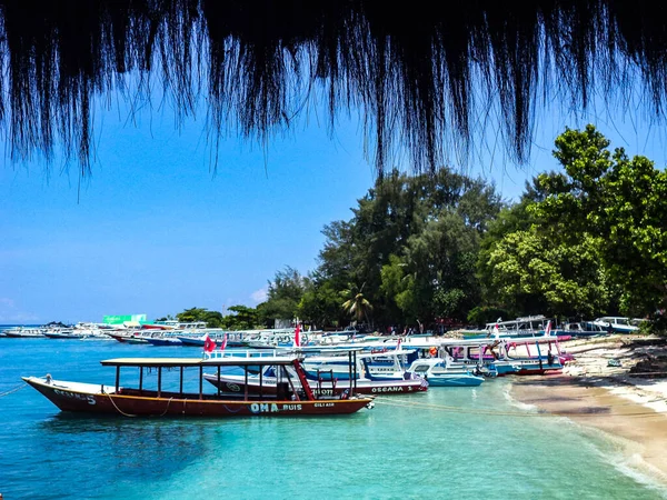 Mar Costas Isla Gili Air Con Barcos Buceo Balineses Tradicionales — Foto de Stock