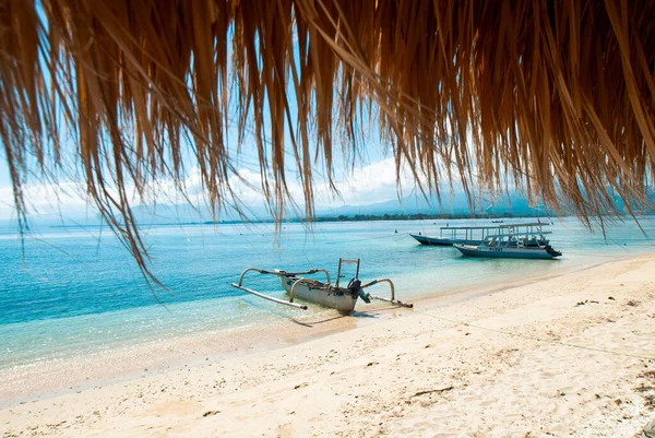 Mar Costas Isla Gili Air Con Barco Pesca Tradicional Balinés — Foto de Stock