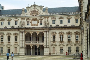 Avrupa İtalya Piedmont Turin Valentino Parkı. Valentino Kalesi. Şato şu anki şeklini Borbone 'lu genç Maria Cristina' ya borçludur. Bugün Mimarlık Üniversitesi 'ne ev sahipliği yapmaktadır. Avrupa, İtalya, Piedmont, Torino, Park