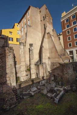 Area Sacra di Largo Arjantin 'deki Modern Binalar yakınlarındaki Antik Roma Sütunları, UNESCO, İtalya, Lazio, Roma' nın Dünya Mirası.