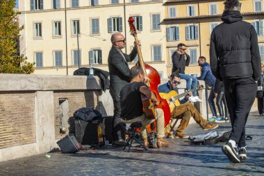 Müzisyenler ve yayalar Ponte Sisto Roma, Lazio, İtalya üzerinden geçiyorlar