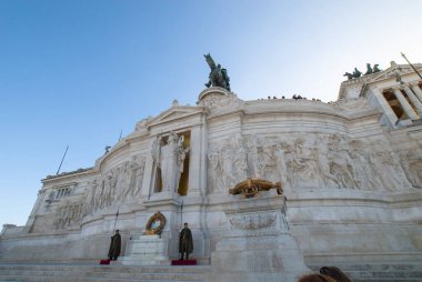  Roma, İtalya, Altare della Patria 'da askeri grev, Meçhul Asker Mezarlığı' nda nöbet tutan muhafızlar. Venezia Meydanı. Vittorio Emanuele II Anıtı, Vittoriano. 