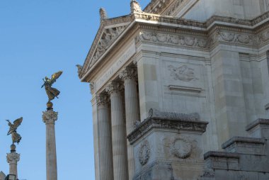 Vittoriano 'daki sütunlar üzerindeki melekler, Vittorio Emanuele II' nin anısına, Altare della Patria, imparatorluk anıtı, Via del Teatro di Marcello, Roma, İtalya, Avrupa