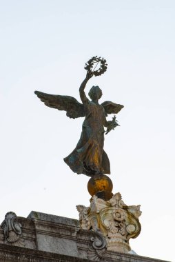  Vittoriano 'daki sütunlar üzerindeki melekler, Vittorio Emanuele II' nin anısına, Altare della Patria, imparatorluk anıtı, Via del Teatro di Marcello, Roma, İtalya, Avrupa