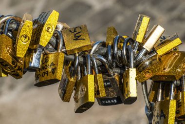 Aşk kilitleri Roma 'da, Lazio' da, İtalya 'da, Avrupa' da zincirli köprüde asılı.