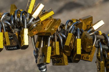 Aşk kilitleri Roma 'da, Lazio' da, İtalya 'da, Avrupa' da zincirli köprüde asılı.