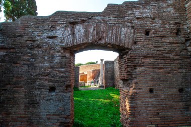 Antik Roma Sokak Sütunları Ostia Antika Roma 'yı harap etti İtalya Ostia Kazısı, havalimanının yanındaki antik Roma limanı MS 5. yüzyıla kadar Roma, Roma, Lazio, İtalya, Avrupa için limandı.